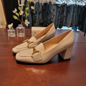 Bandolino Classic Block Heel Loafers with Gold Accent Size 7.5
